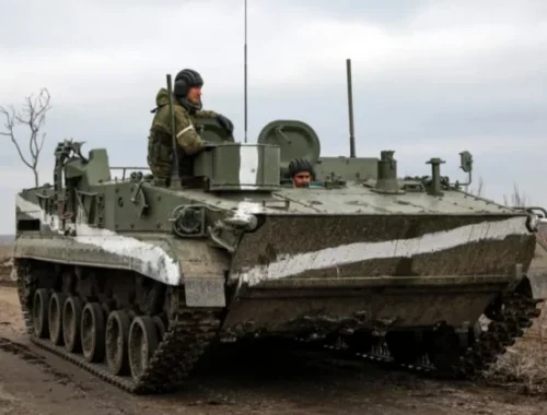 Ruský tank prešiel civilné auto s vodičom, vojenská posádka bola v neadekvátnom stave