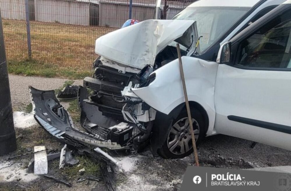 Tragický večer v Bratislave. Na Vajnorskej sa zrazili dve autá, 60-ročný vodič po príchode záchranárov nejavil známky života (foto)