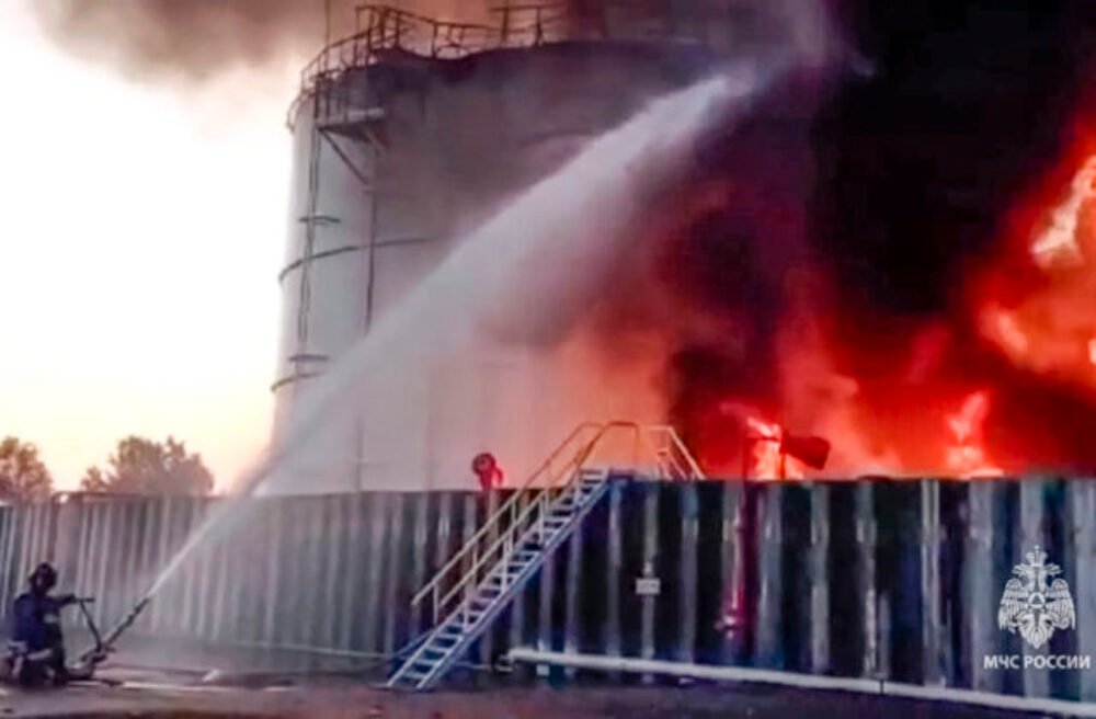 Požiar ropného skladu v ruskej Rostovskej oblasti trvá už viac ako týždeň, zásobníky ropy horia až na štyroch miestach (foto)