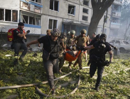 Rusi zaútočili na Charkov kĺzavými bombami, zahynulo sedem ľudí a desiatky sú zranené (foto)