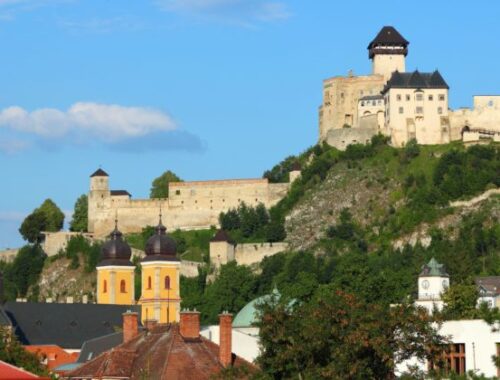 Archeológovia na Trenčianskom hrade odkrývajú gotickú kryptu z 15. storočia priamo pred očami návštevníkov