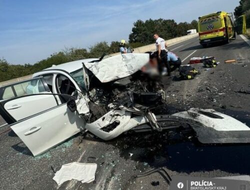 Diaľnica D1 je v smere do Trnavy uzatvorená, došlo k zrážke vozidla s nákladným autom (foto)