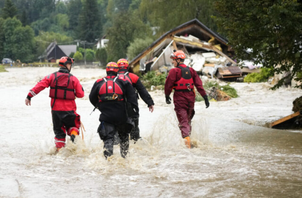 K českej obci Troubky sa blíži povodňová vlna, všetkých obyvateľov evakuujú (foto+video)