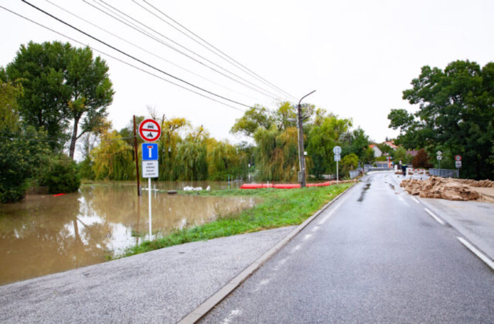 Situácia v Devínskej Novej Vsi sa začína zlepšovať, začali odstraňovať niektoré protipovodňové opatrenia