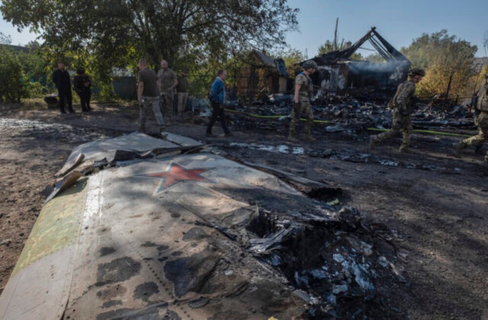 Rusi si na Ukrajine údajne zostrelili svoje vlastné lietadlo, odpaľovalo riadené letecké bomby (foto)