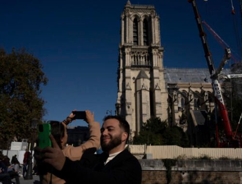 Katedrála sv. Martina v Bratislave odovzdá pozdrav Notre Dame v Paríži. Čo ich spája?