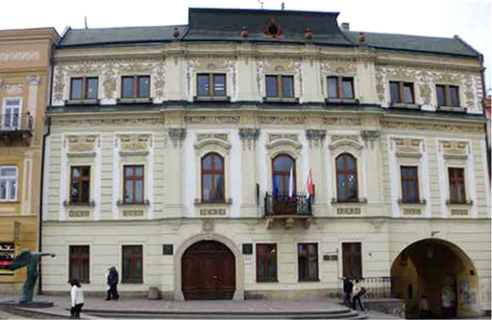 Na radnici a v zariadeniach pre seniorov zaviedli prísnejšie opatrenia