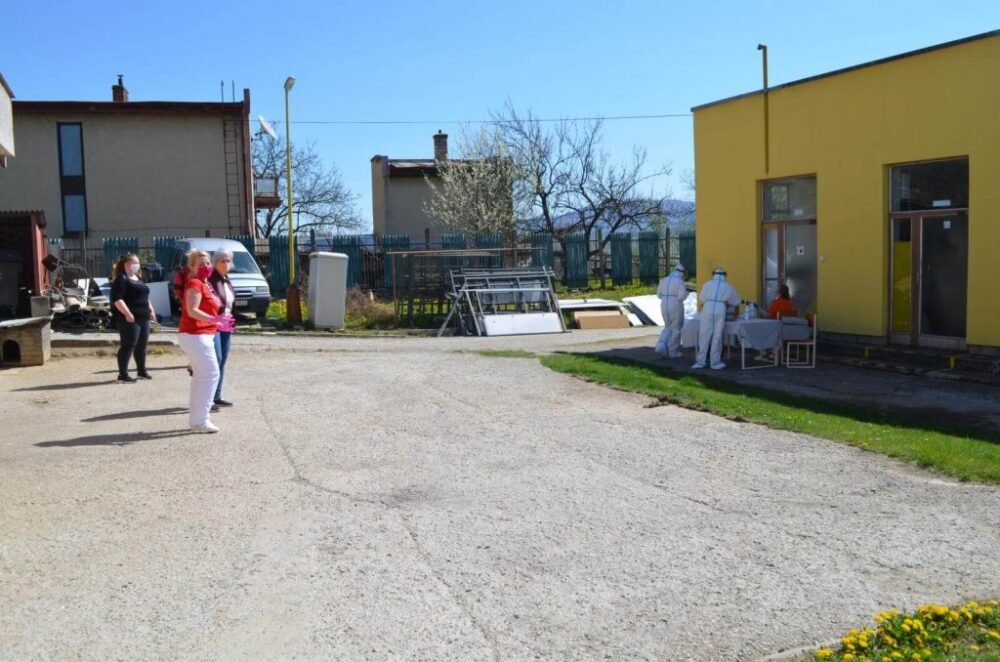 V NÁRUČI SA O SENIOROV POSTARALI DOBRE, NEMAJÚ KORONAVÍRUS