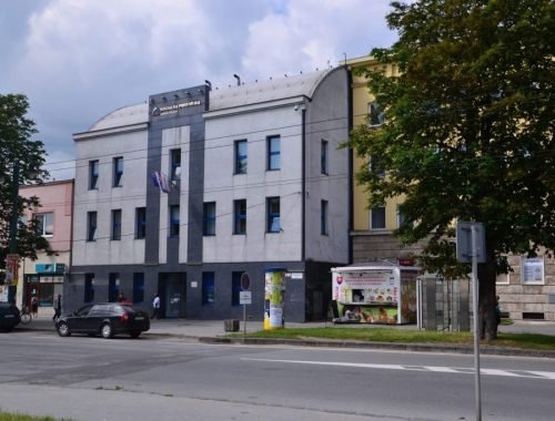 SOCIÁLNA POISŤOVŇA SA OHRADZUJE VOČI TVRDENIU, ŽE S VÝPLATAMI DÁVOK MEŠKÁ