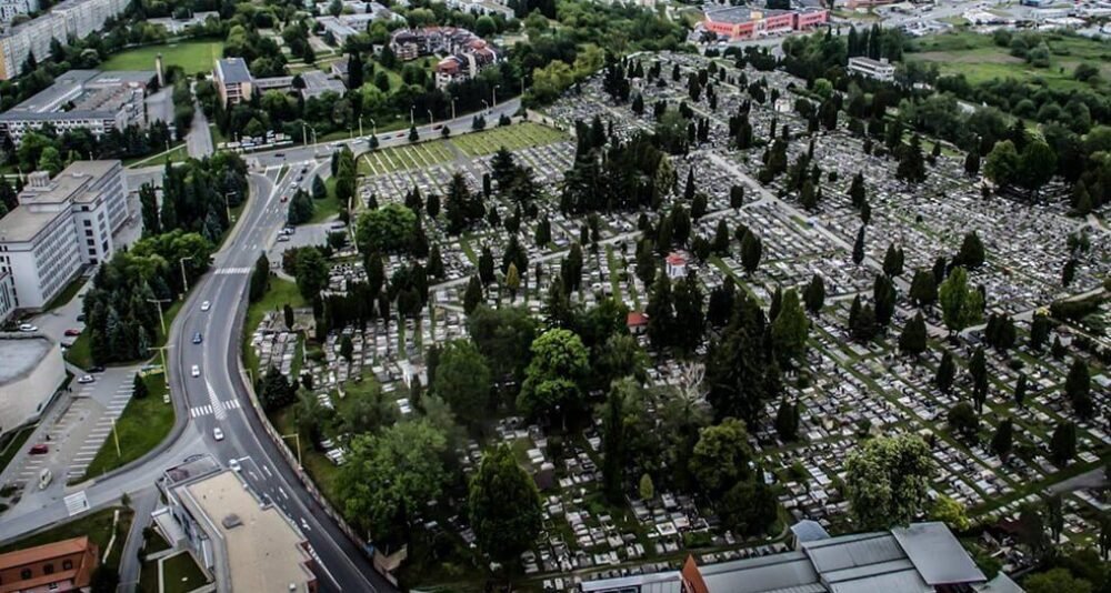 OCHRANNÉ PÁSMO OKOLO POHREBÍSK ČASTO BLOKUJE ZÁMERY PODNIKATEĽOV