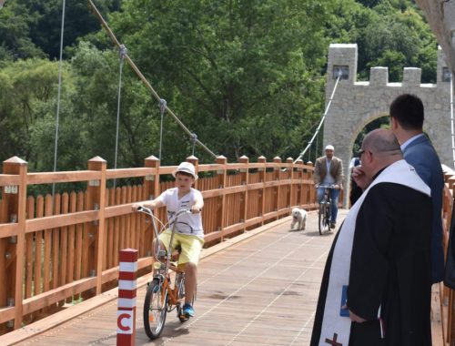 Požehnali historizujúci most na cyklotrase