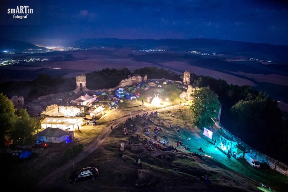 Festival Filmová noc na hrade (FNNH) bude mať toto leto pauzu, fanúšikov však čaká prekvapenie v podobe „Síkrit FNNH“