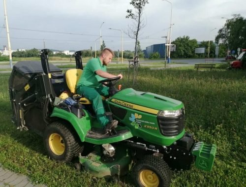 Technické služby kosia zeleň v meste  