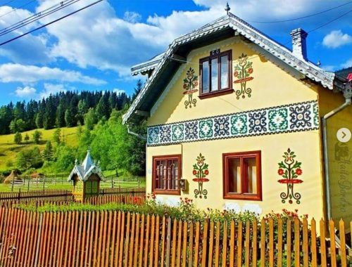 Originálna rumunská dedinka očarí návštevníkov ľudovými vzormi na domoch, oblečení i krasliciach