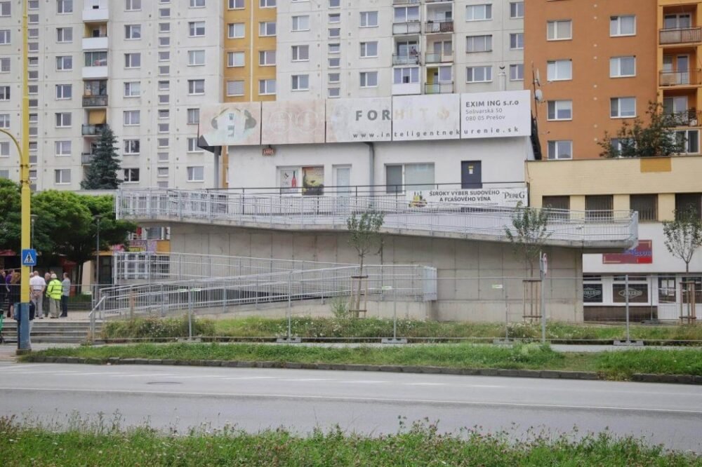 Na sídlisku Šváby môžu ľudia využívať novú bezbariérovú rampu