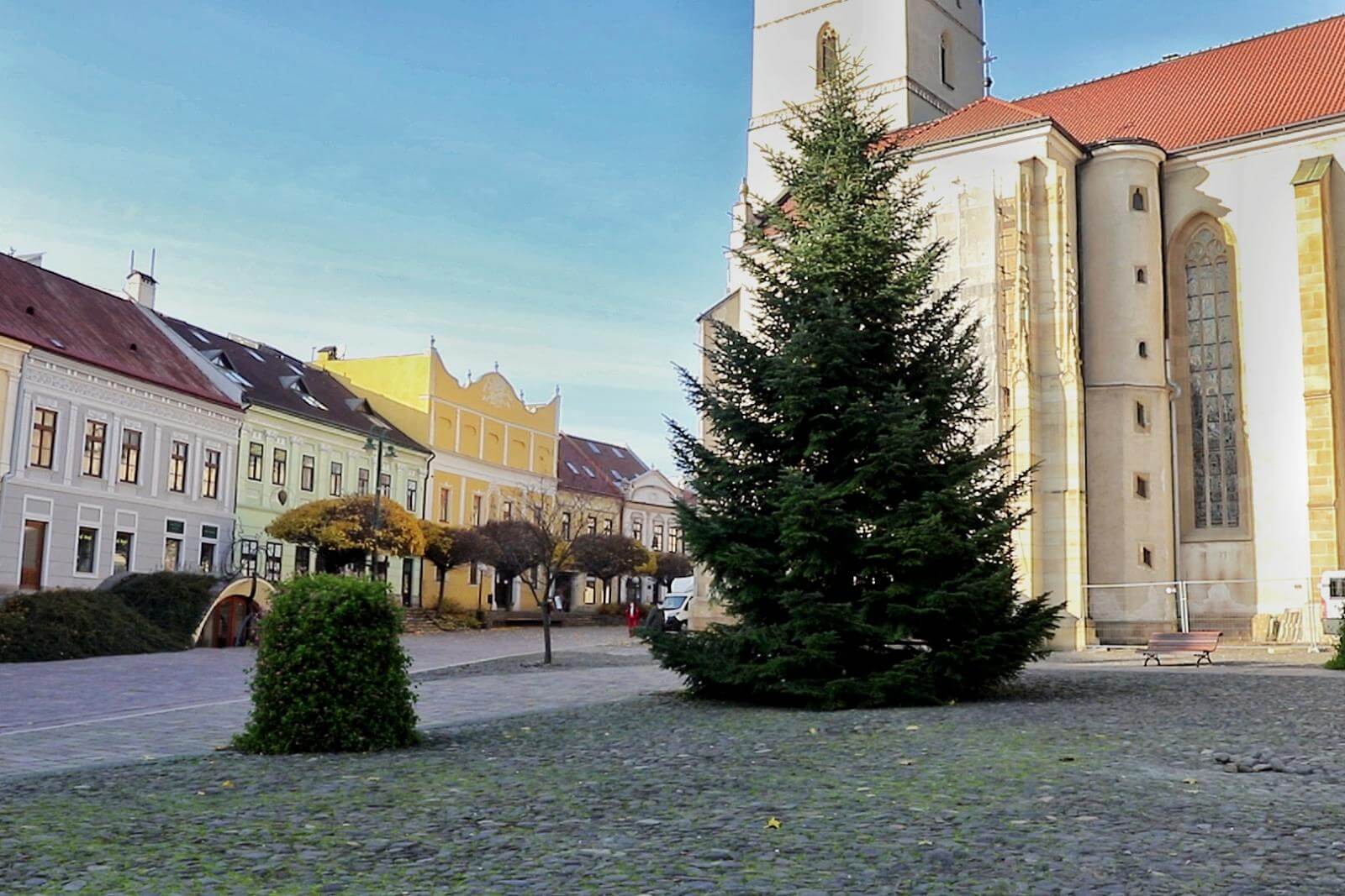 Centrum mesta už zdobí symbol Vianoc