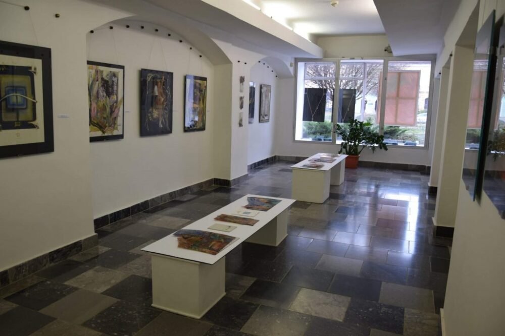 Šarišská galéria vystavuje Variácie Alice Vojčíkovej-Gabdzilovej