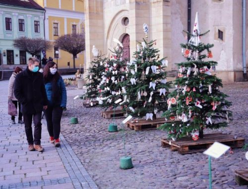 Školáci dotvorili atmosféru v meste, vyzdobili vianočné stromčeky
