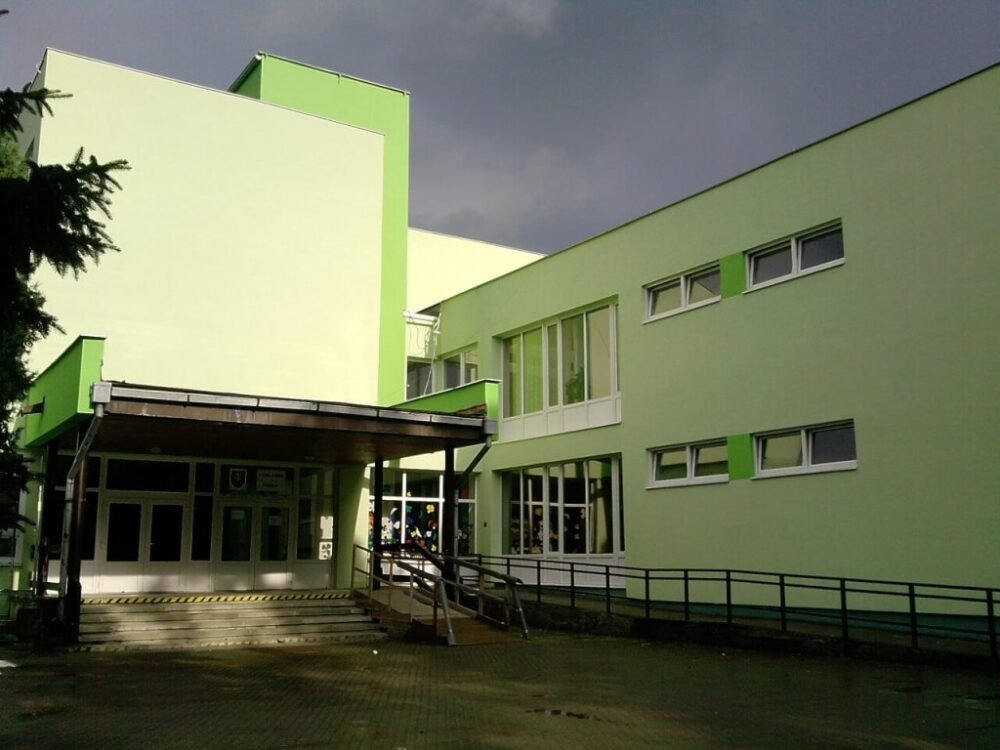 Školy sú otvorené len pár dní, niektoré už zatvárajú