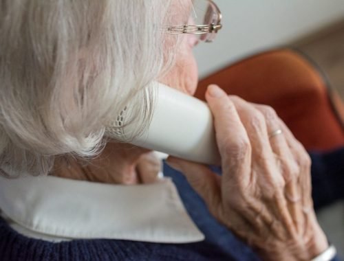 Seniorom pri prihlasovaní na očkovanie pomáhajú sociálni pracovníci