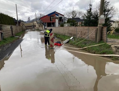 Ulica Kúty sa topí vo vode, rekonštrukciu môže ohroziť nesúhlas vlastníkov pozemkov