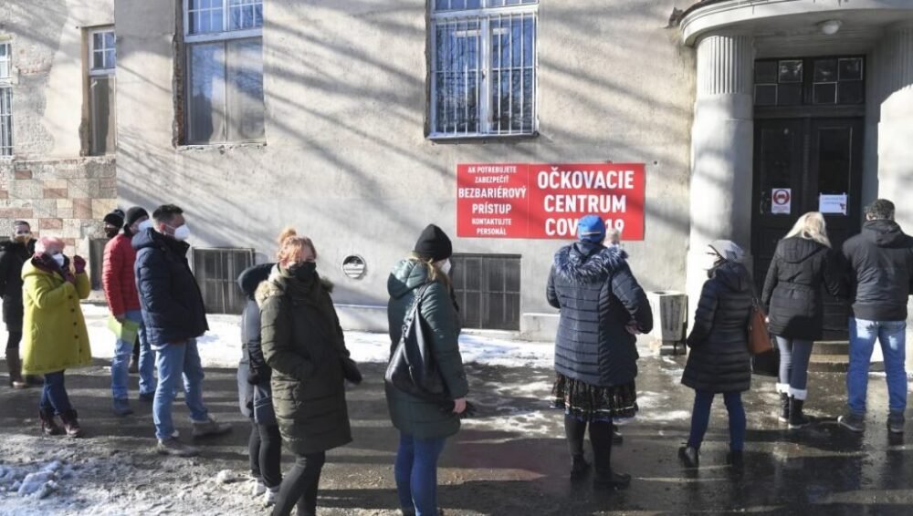 V najbližších dňoch sa môže druhou dávkou vakcíny zaočkovať 16-tisíc učiteľov