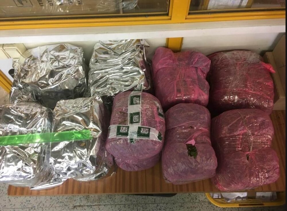 Namiesto zeleného čaju našli v balíku drogu