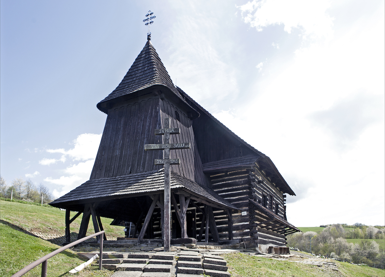 Hlasujte za záchranu dreveného kostolíka v Brežanoch