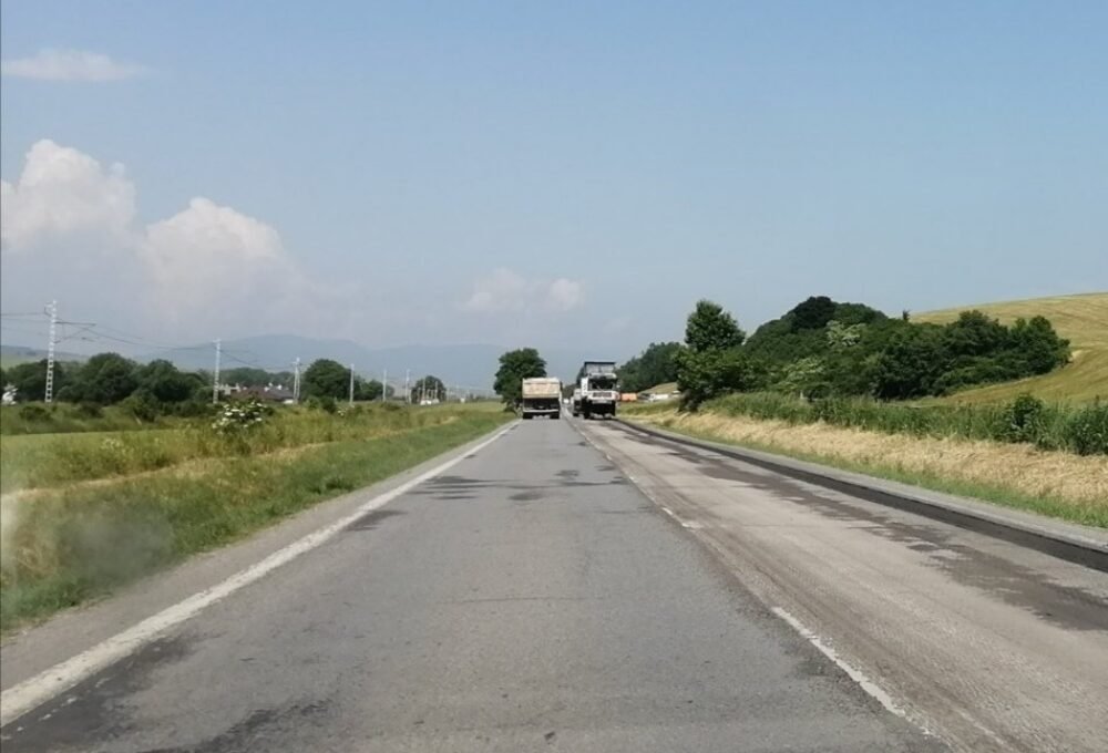 Medzi Lipanmi a Červenicou opravujú komunikáciu