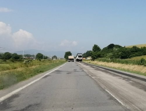 Medzi Lipanmi a Červenicou opravujú komunikáciu