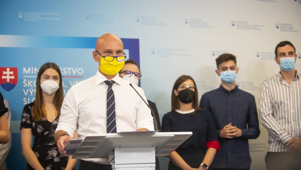 B. Gröhling ocenil mladých ľudí, že dôverujú vede a využili očkovanie