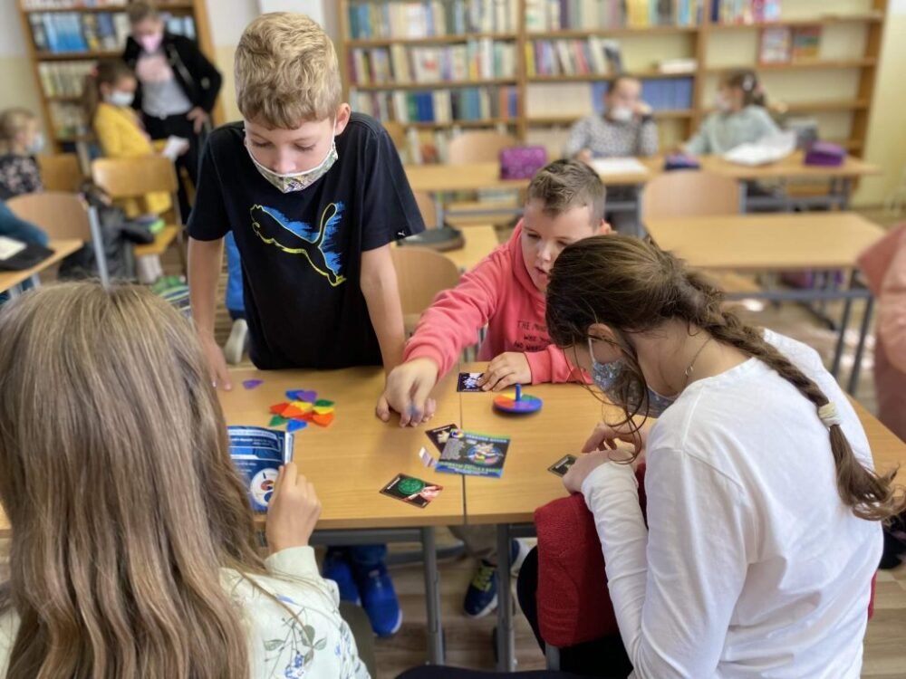 Skrytá sila papiera, tajomstvo svetla a farieb, bláznivé ilúzie. Nadané deti experimentovali.