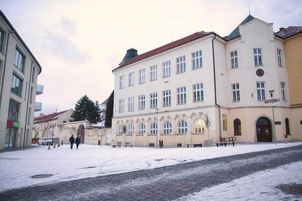 Medzi Jarkovou ulicou a obchodným komplexom vzniklo malé námestie
