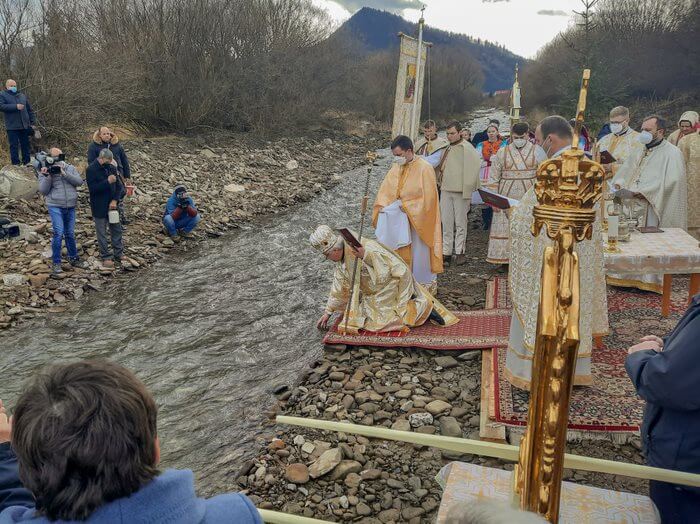 Vladyka Ján Babjak na sviatok Bohozjavenia požehnal vodu v potoku Jakubianka