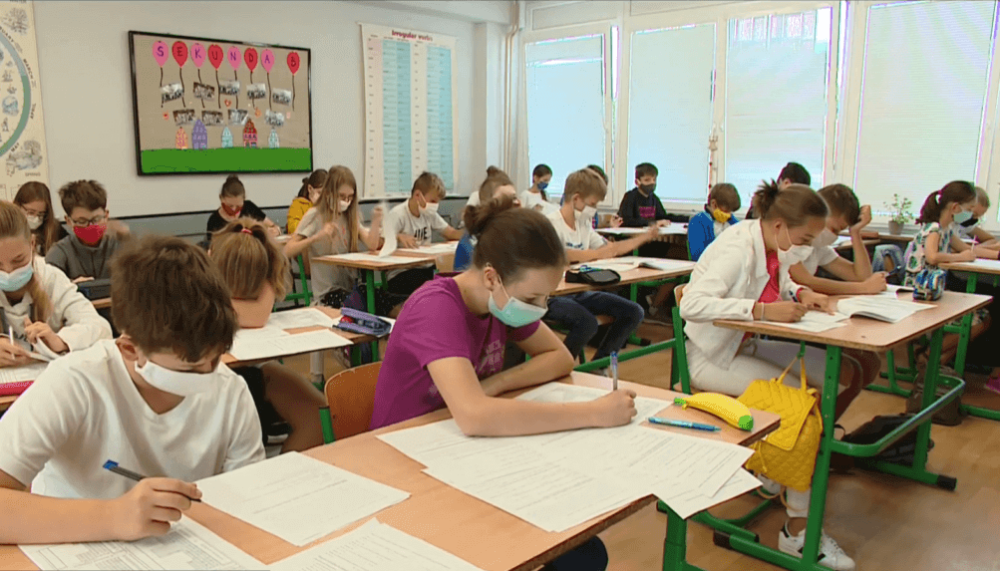 Učitelia by mali robiť väčšie prestávky medzi skúšaním