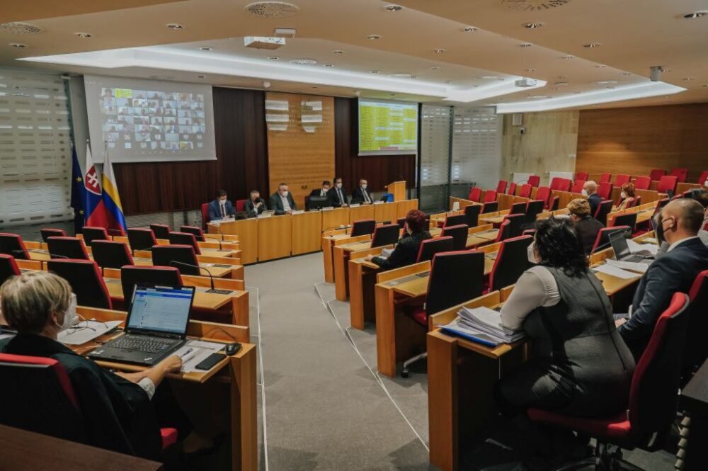 Poslanci budú rokovať online 7. februára