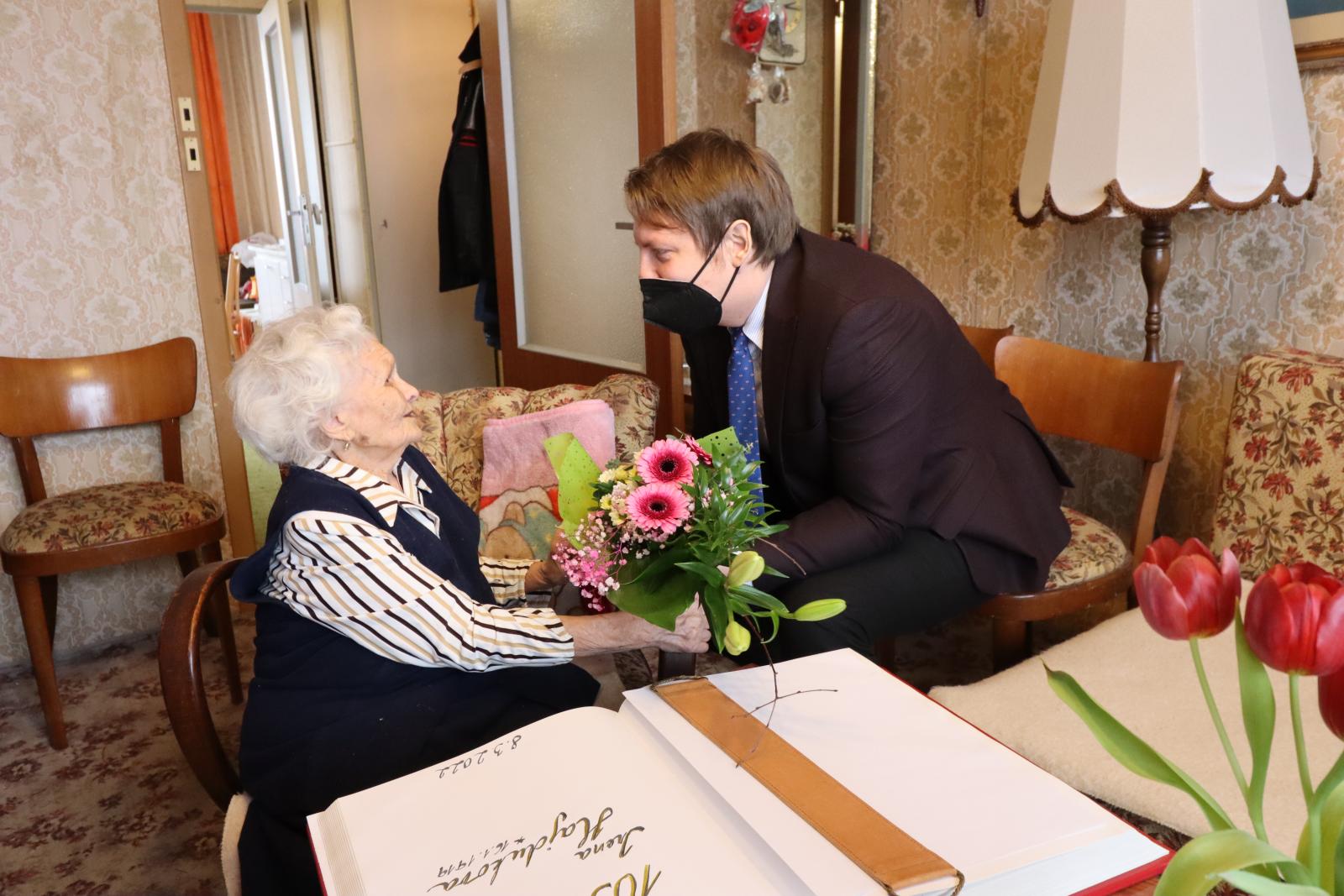 103-ročnej oslávenkyni nechýba úsmev a dobrá nálada