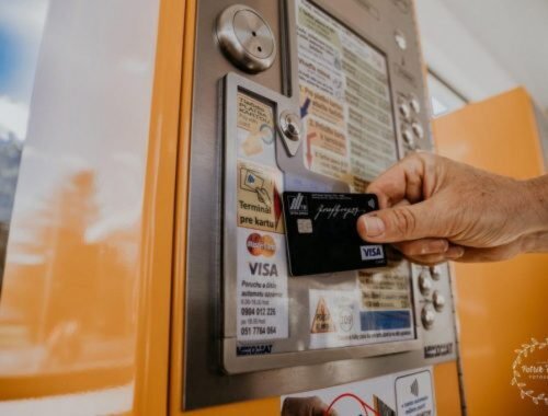 Platba kartou v automate (© Patrik Foriš - Fotograf, web: imhd.sk) V sobotu budú automaty na cestovné lístky vypnuté