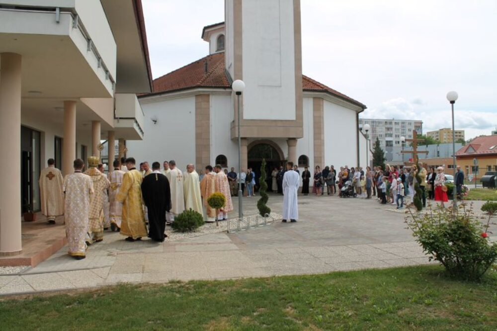 Na Sídlisku III posvätili novú farskú budovu