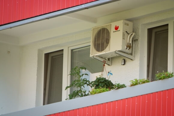 Na fasády bytových domov si nemôžete svojvoľne inštalovať klímu