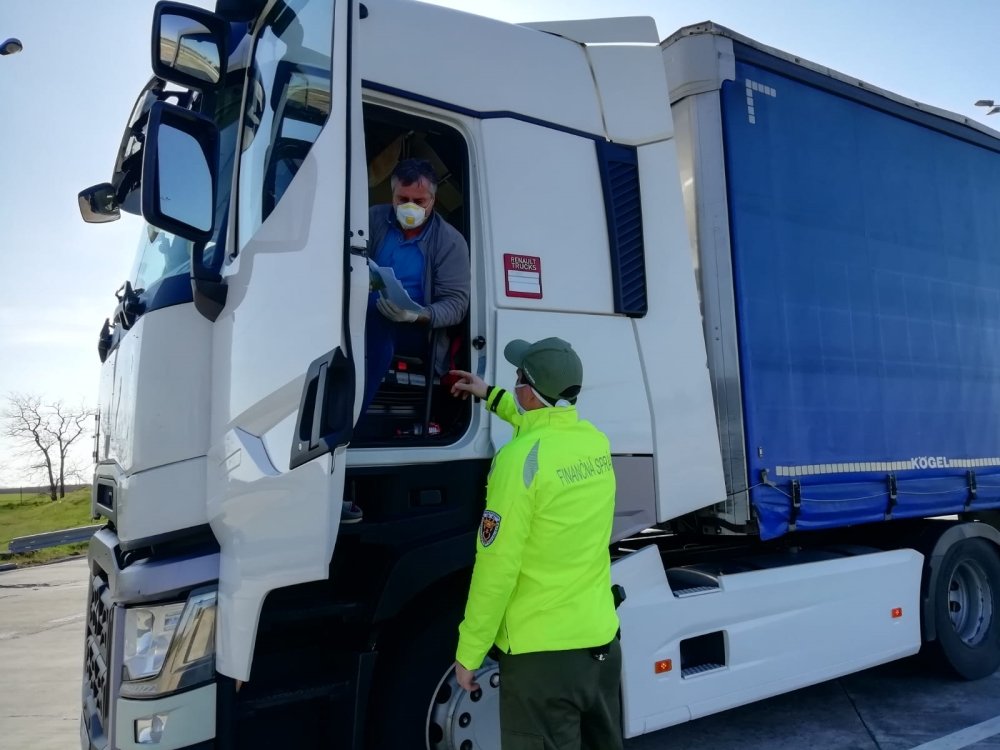 <strong>Colníci kontrolovali zásobovacie vozidlá a taxíky</strong>