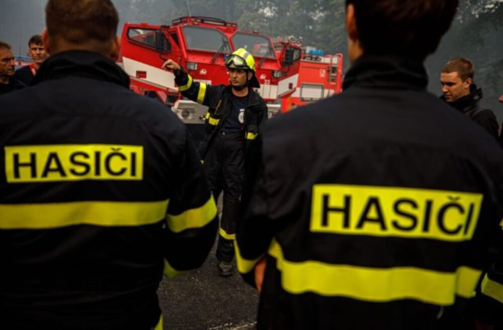 Hasiči zasahovali na sídlisku v Poprade, zo šiesteho poschodia vyskočil človek