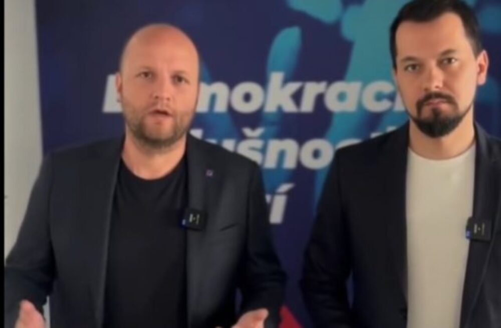 Výhovorky ani zastrašovanie nepomôžu. Demokrati žiadajú od Fica informácie, či Slovensko príde o eurofondy (video)