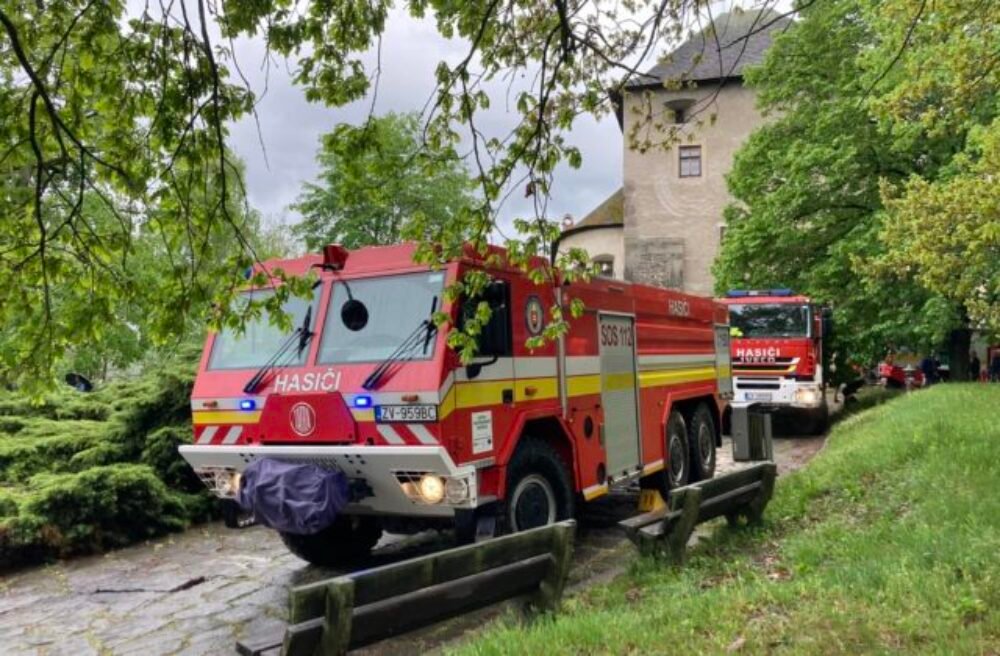 Na Zvolenskom zámku aktuálne prebieha taktické cvičenie, hasiči zasahujú pri simulovanom požiari