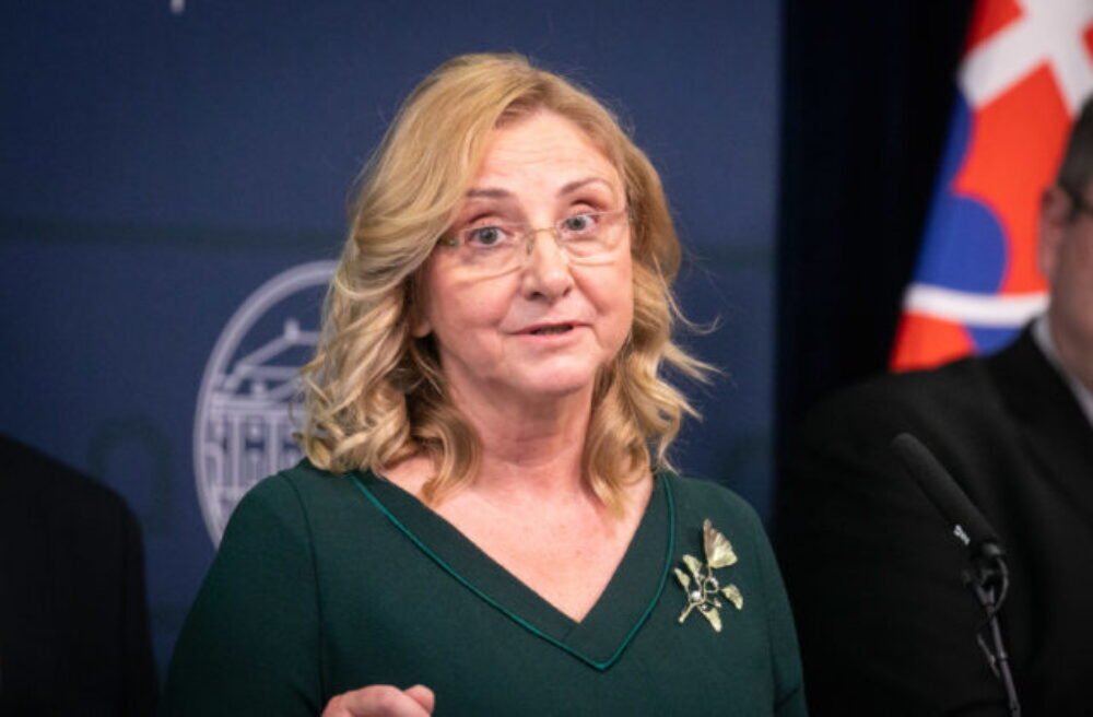 18409_6462214b2852f994375352-640x420.jpg Bývalá ministerka Hroncová sa zúčastnila na Bienále v Benátkach, rezort kultúry apeluje na nerobenie hanby v zahraničí
