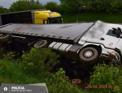 Na diaľnici v smere do Bratislavy sa prevrátil kamión (foto)