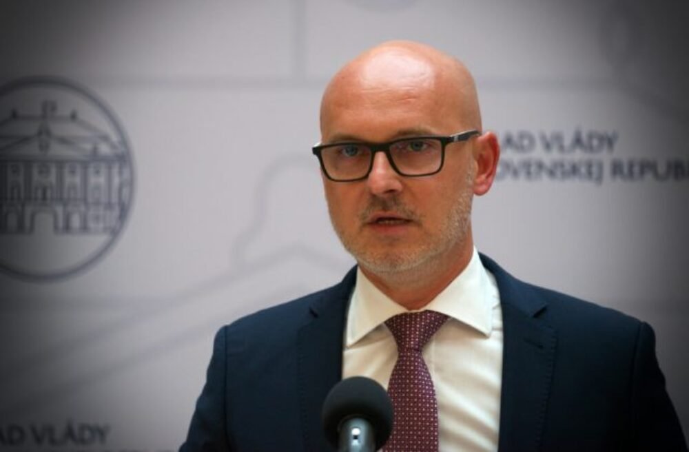 Gröhling kritizuje ministerstvo investícií ako zbytočný rezort vytvorený pre Danka, jeho zrušením by sa pomohli konsolidovať verejné financie