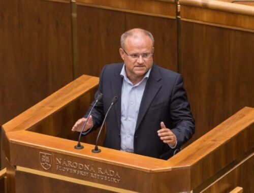 Smernica o práci pre digitálne platformy by na Slovensku mohla znížiť čisté príjmy, vyhlásil Mihál