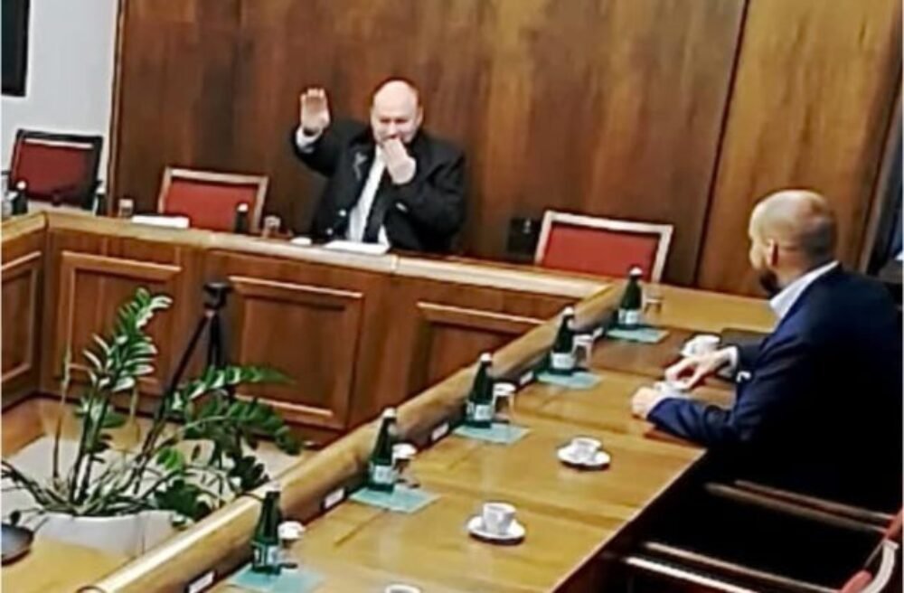 Kamery zachytili Huliaka ako hajluje na parlamentnom výbore. Bráni sa, že záber je vytrhnutý z kontextu (video)