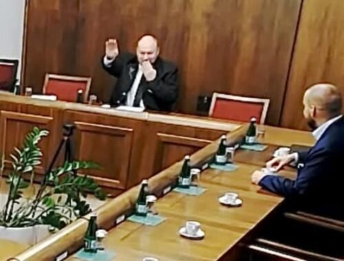 Kamery zachytili Huliaka ako hajluje na parlamentnom výbore. Bráni sa, že záber je vytrhnutý z kontextu (video)